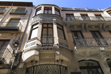 Avila, Castilla y Leon, İspanya - 17 Ağustos 2024: Avila şehrinin en güzel bina modernist tarzı.