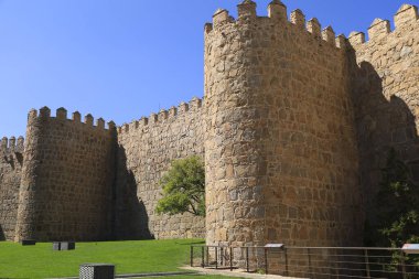 İspanya 'nın Avila şehrindeki görkemli duvarlar.