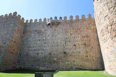 İspanya 'nın Avila şehrindeki görkemli duvarlar.