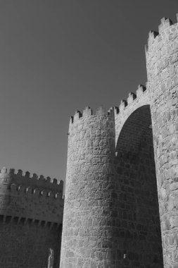 Avila şehrinin duvarlarındaki Alcazar Kapısı