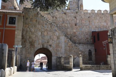Avila, Castilla y Leon, İspanya - 18 Ağustos 2024: güneşli bir günde Avila şehrinin duvarlarında San Vicente Kapısı