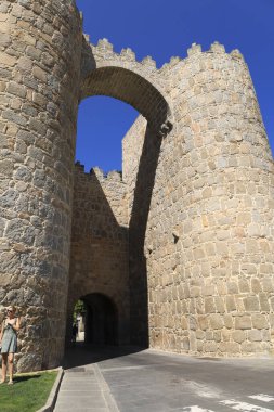 Avila, Castilla y Leon, İspanya - 18 Ağustos 2024: güneşli bir günde Avila şehrinin duvarlarında San Vicente Kapısı
