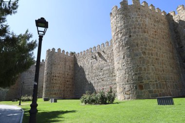 Avila, Castilla y Leon, İspanya - 17 Ağustos 2024: İspanya 'nın Avila kentindeki görkemli duvarlar