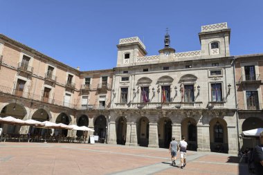 Avila, Castilla y Leon, İspanya - 17 Ağustos 2024: bar teraslı Mercado Chico Meydanı ve eski Avila kentindeki belediye binası