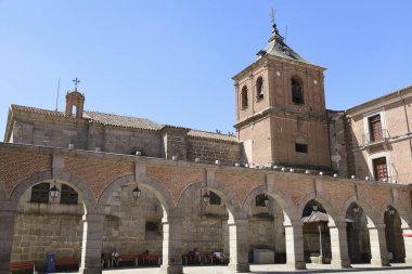 Avila, Castilla y Leon, İspanya - 17 Ağustos 2024: güneşli bir günde Mercado Chico Meydanı ve San Juan Bautista Kilisesi