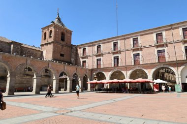 Avila, Castilla y Leon, İspanya - 17 Ağustos 2024: güneşli bir günde Mercado Chico Meydanı ve San Juan Bautista Kilisesi