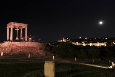 Avila, Castilla y Leon, İspanya - 17 Ağustos 2024: The Four Post bakış açısı ve arka planda Avila şehri
