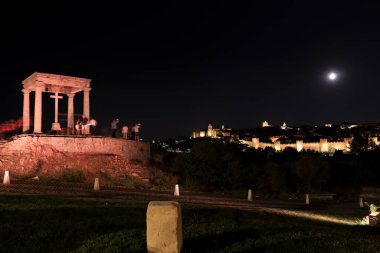 Avila, Castilla y Leon, İspanya - 17 Ağustos 2024: The Four Post bakış açısı ve arka planda Avila şehri