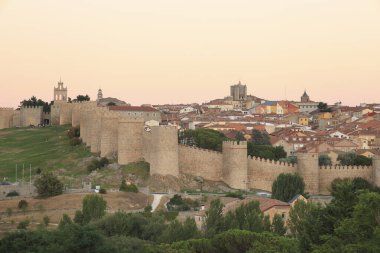 Öğleden sonra Avila şehrinin panoramik manzarası ve kalesi