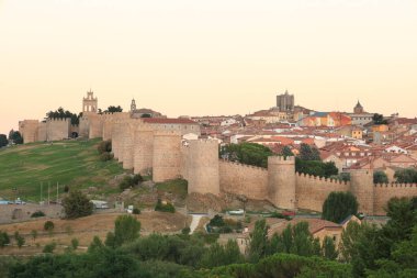 Öğleden sonra Avila şehrinin panoramik manzarası ve kalesi