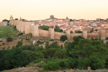Öğleden sonra Avila şehrinin panoramik manzarası ve kalesi
