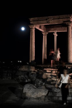 Avila, Castilla y Leon, İspanya - 17 Ağustos 2024: Avila şehrinde dolunay varken Four Post 'un gece görüş açısı