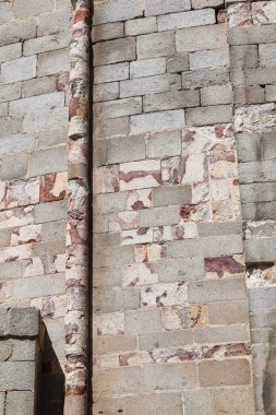 Avila Katedrali 'nin dışındaki Kanayan Kum Taşı, İspanya' nın eski Avila şehrinde Kurtarıcı Katedrali olarak adlandırılıyor.