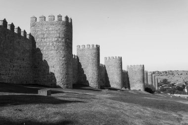 İspanya 'nın Avila şehrindeki görkemli duvarlar.