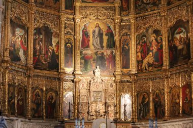 Avila, Castilla y Leon, İspanya - 18 Ağustos 2024: 15. yüzyılda Avila Katedrali 'nde Pedro Berruguete tarafından başlatılan sunağın güzel sunağı