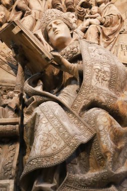 Avila, Castilla y Leon, İspanya - 18 Ağustos 2024: Avila katedralindeki piskopos Alonso Fernandez de Madrigal 'in mezarında mermere oyulmuş güzel dini imgeler