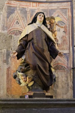 Avila, Castilla y Leon, İspanya - 18 Ağustos 2024: Avila Katedrali 'nin içindeki Santa Teresa de Jesus Heykeli