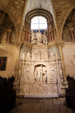 Avila, Castilla y Leon, İspanya - 18 Ağustos 2024: Sacristy 'nin güzel Alabaster sunağı veya Avila Katedrali' nin San Bernabe Şapeli