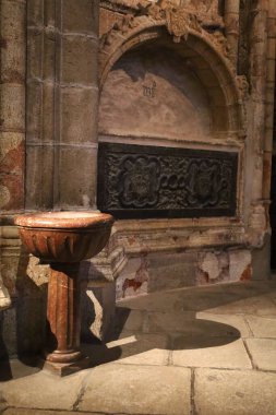 Avila, Castilla y Leon, İspanya - 18 Ağustos 2024: Avila Katedrali 'nin içindeki kutsal su yazı tipi ve mezar