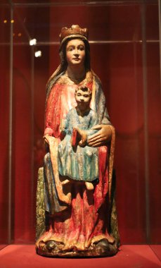 Avila, Castilla y Leon, İspanya - 18 Ağustos 2024: Avila Katedrali müzesinde Eski Bakire Meryem heykeli tarzı