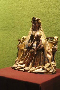 Avila, Castilla y Leon, İspanya - 18 Ağustos 2024: Avila Katedrali müzesinde Eski Bakire Meryem heykeli tarzı