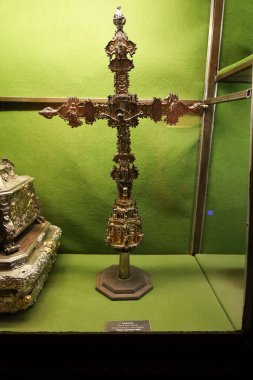 Avila, Castilla y Leon, İspanya - 18 Ağustos 2024: Avila Katedrali müzesinde gösterilen gümüş ve altın dini eşyalar