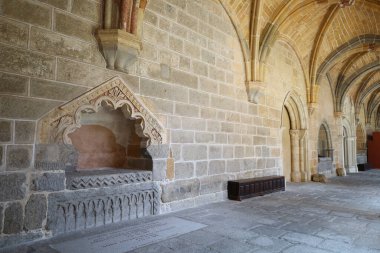 Avila, Castilla y Leon, İspanya - 18 Ağustos 2024: Avila Katedrali manastırındaki politikacı Adolfo Suarez mezarı