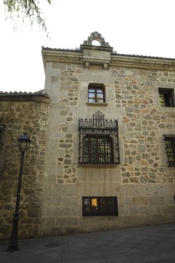 Avila, Castilla y Leon, İspanya - 17 Ağustos 2024: Avila 'daki tarihi taş evler ve caddeler