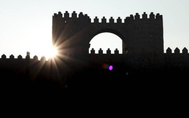 İspanya 'nın Avila şehrinde gün batımında duvarların Alcazar Kapısı