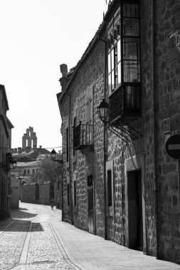 Avila, Castilla y Leon, İspanya - 17 Ağustos 2024: Avila 'daki tarihi taş evler ve caddeler