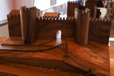 Avila, Castilla y Leon, İspanya... 17 Ağustos 2024: Avila şehrinin duvarlarının Mariscal Kapısı 'nın ahşap üretimi