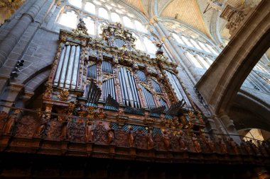 Avila, Castilla y Leon, İspanya - 18 Ağustos 2024: Avila Katedrali 'nin korosunda güzel bir boru orgu