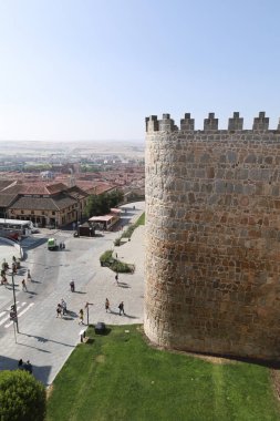 Avila, Castilla y Leon, İspanya - 17 Ağustos 2024: görkemli duvarlar ve Avila şehri manzarası