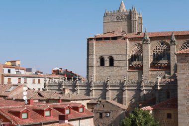 Avila Katedrali 'nin manzarası eski şehri çevreleyen devasa duvarların tepesinden.