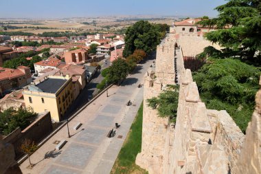 Avila, Castilla y Leon, İspanya - 17 Ağustos 2024: görkemli duvarlar ve Avila şehri manzarası