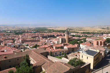 Avila, Castilla y Leon, İspanya - 17 Ağustos 2024: görkemli duvarlar ve Avila şehri manzarası