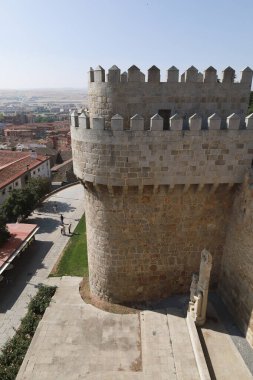 Avila, Castilla y Leon, İspanya - 17 Ağustos 2024: görkemli duvarlar ve Avila şehri manzarası
