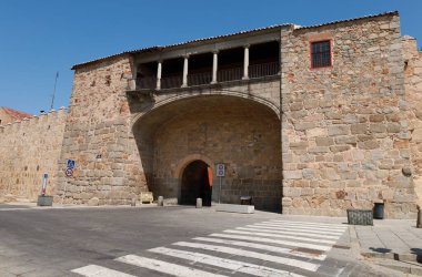 Avila, Castilla y Leon, İspanya - 18 Ağustos 2024: güneşli bir günde El Rastro 'nun ve Avila şehrinin duvarlarının kapısı