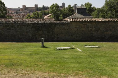 Avila, Castilla y Leon, İspanya - 18 Ağustos 2024: Avila, İspanya 'da Sefarad Bahçesi adlı Yahudi mezarlığı