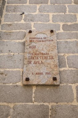 Avila, Castilla y Leon, İspanya - 17 Ağustos 2024: Santa Teresa 'nın eski Avila kentindeki San Juan Bautista kilisesinde vaftiz edildiğine dair onay