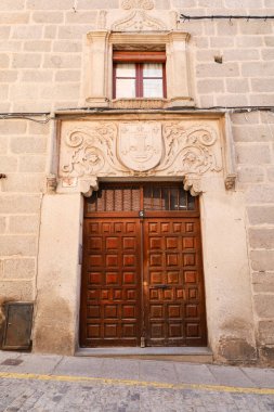 Avila, Castilla y Leon, İspanya - 18 Ağustos 2024: Eski Avila kasabasında taş armalı tarihi binalar