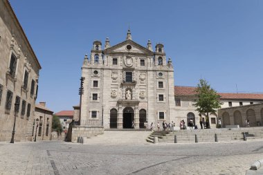 Avila, Castilla y Leon, İspanya - 17 Ağustos 2024: Eski Avila kentindeki Santa Teresa de Jesus Manastırı Kilisesi