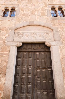 Avila, Castilla y Leon, İspanya - 17 Ağustos 2024: Eski Avila şehrindeki Los Davila Sarayı 'na giriş