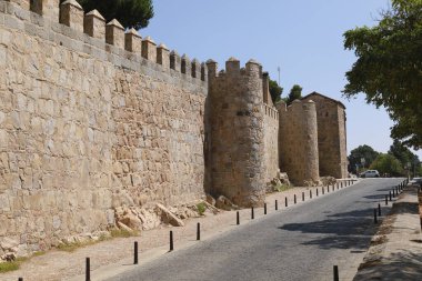 Paseo del Rastro ve İspanya 'nın Avila kentindeki görkemli duvarlar.