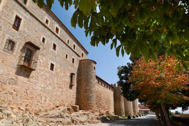 Paseo del Rastro ve İspanya 'nın Avila kentindeki görkemli duvarlar.