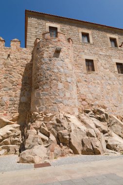 İspanya 'nın Avila şehrindeki görkemli duvarlar.