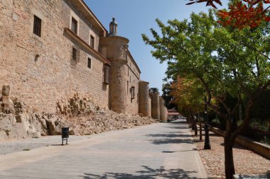 Paseo del Rastro ve İspanya 'nın Avila kentindeki görkemli duvarlar.