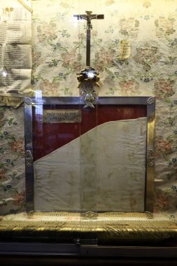 Avila, Castilla y Leon, İspanya - 17 Ağustos 2024: Toga ve Santa Teresa 'nın Avila şehrindeki La Encarnacion Manastırı' ndaki alışkanlıkları