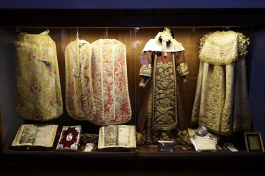 Avila, Castilla y Leon, İspanya - 17 Ağustos 2024: Avila şehrindeki La Encarnacion Manastırı 'nda Santa Teresa' nın doktor kıyafeti ve alışkanlıkları