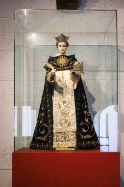 Avila, Castilla y Leon, İspanya - 18 Ağustos 2024: Avila 'daki St. Thomas Kraliyet Manastırı' ndaki Aziz 'in eski heykeli